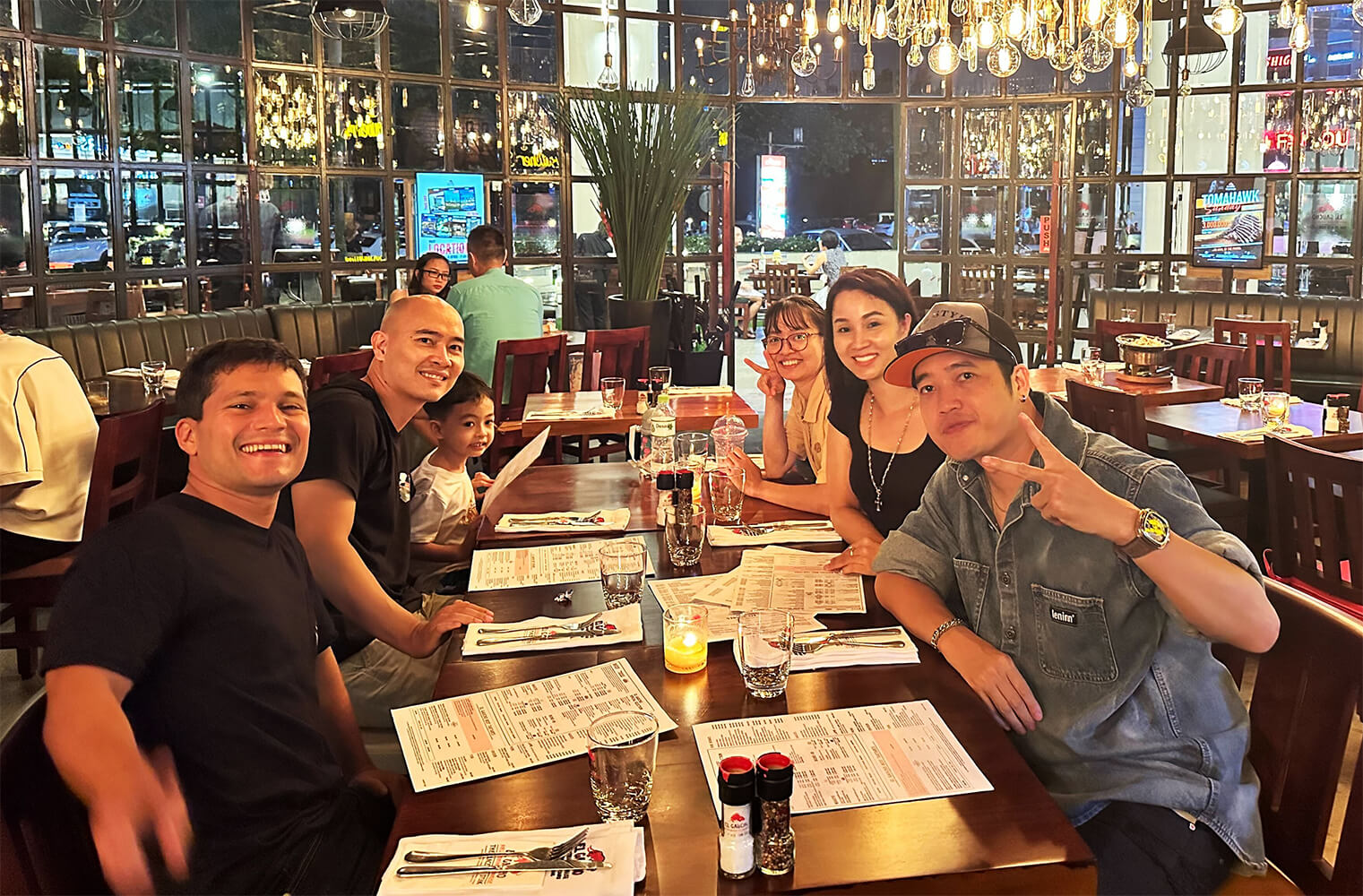 El equipo de Konpo cenando alrededor de una mesa larga.